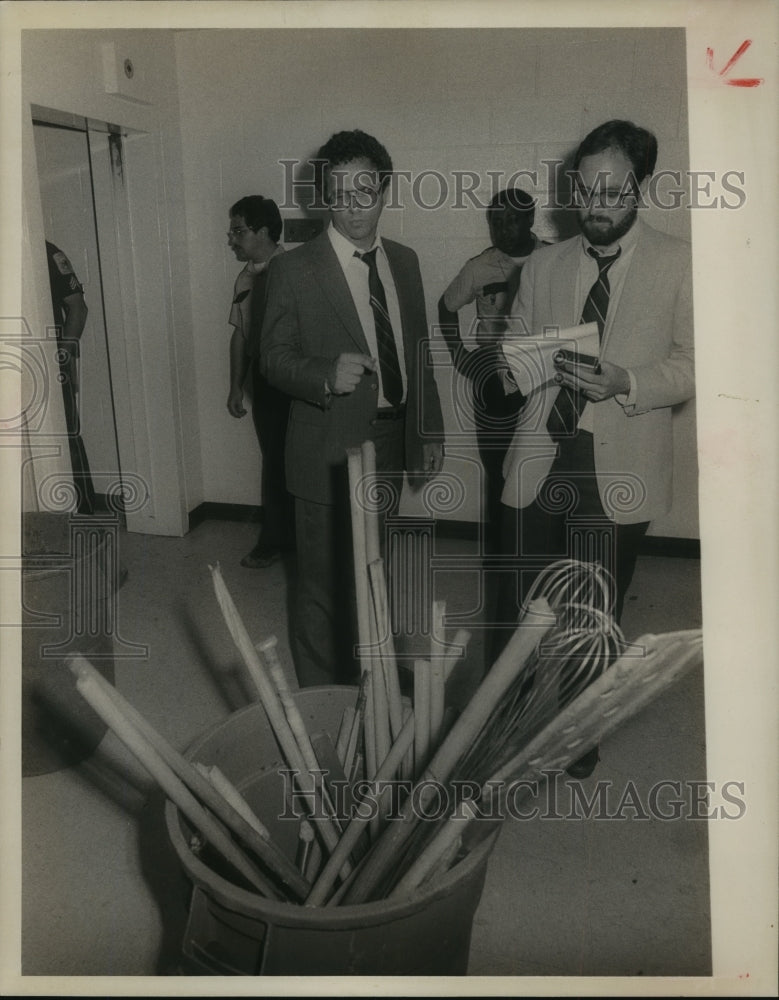 1985 Press Photo Alabama-St Clair Prison, Tom Allen shows inmate weapons seized. - Historic Images