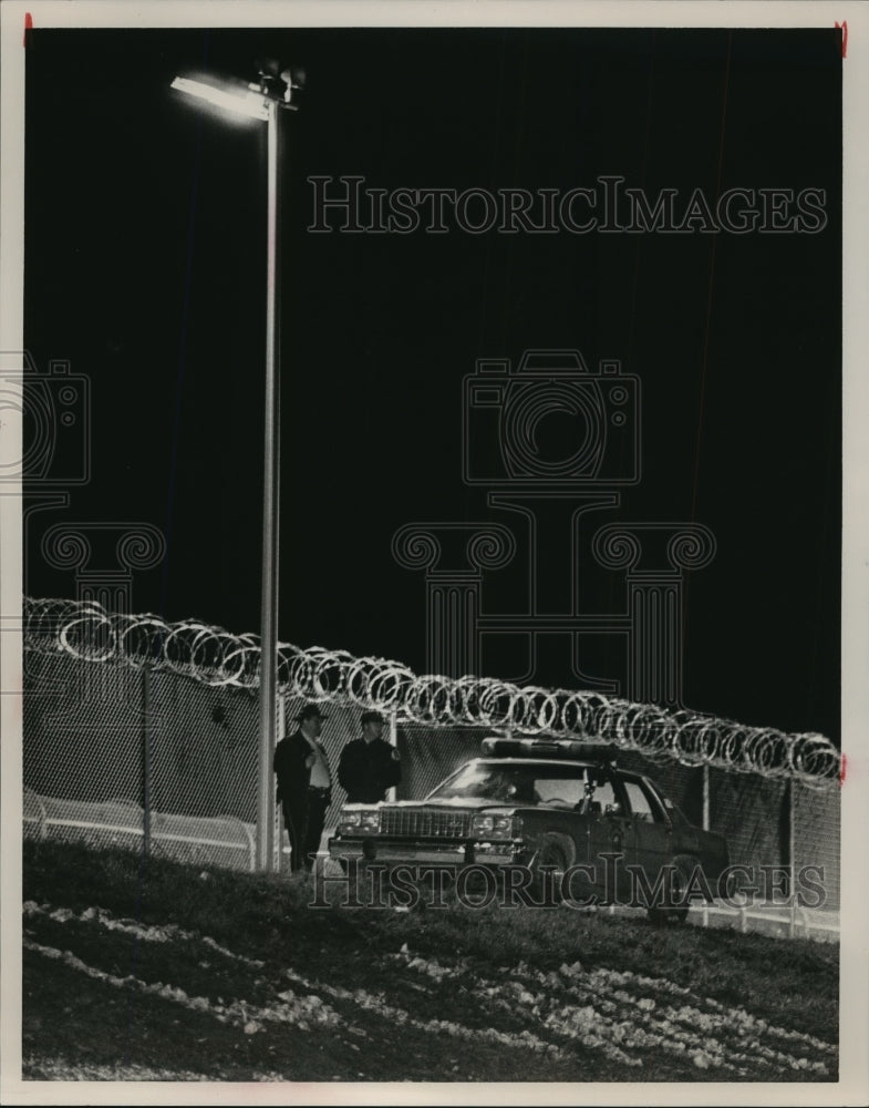 1985 Press Photo Alabama-St Clair guards standing watch after prison locked up. - Historic Images