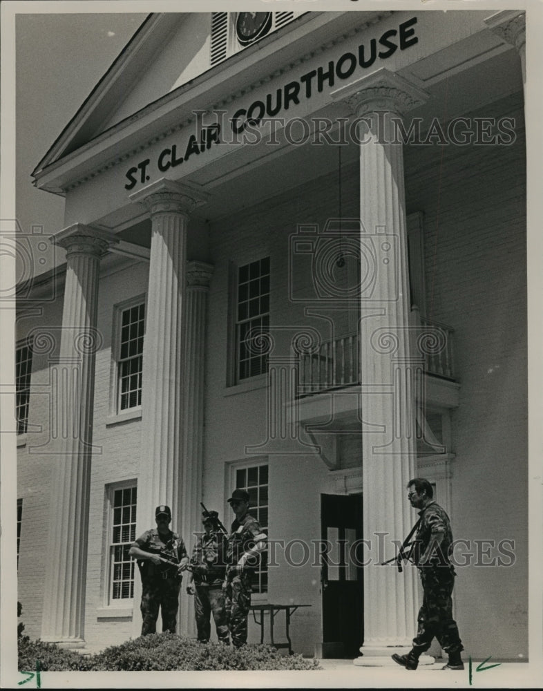 1986 Press Photo Alabama-Security at courthouse for St. Clair prison riot trial. - Historic Images