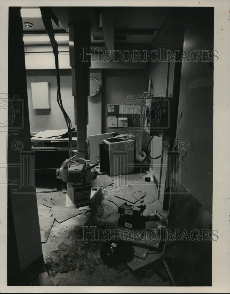 1985 Press Photo Alabama-Convict-damaged x-ray room at St. Clair prison. - Historic Images