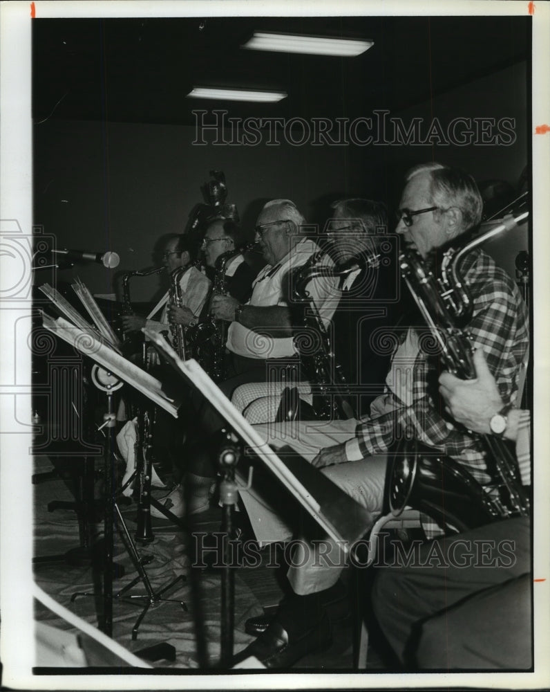 1981 Press Photo Alabama-&quot;Auburn Knights&quot; entertaining with musical instruments. - Historic Images