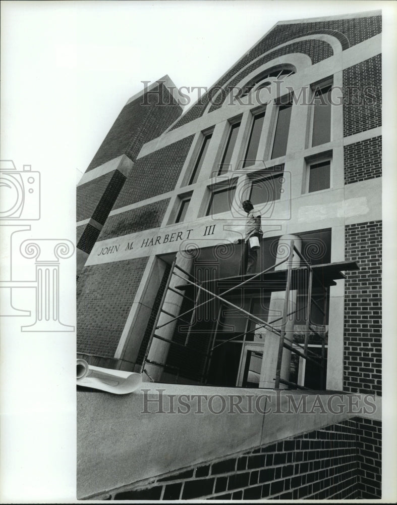 1986 Press Photo Alabama-Auburn University Harbert Engineering Center gets paint - Historic Images