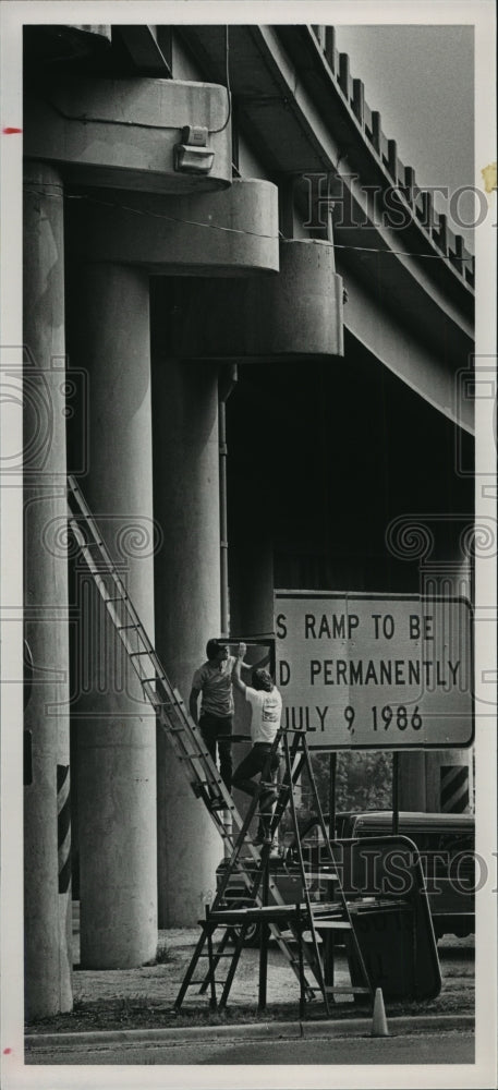 1986 Press Photo Alabama-Workers post closing sign on Interstates 59 and 20 ramp - Historic Images