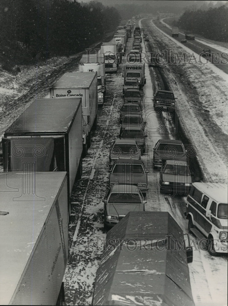 1989 Press Photo Alabama-Trucks lined up on I-59 South of Leeds because of ice. - Historic Images