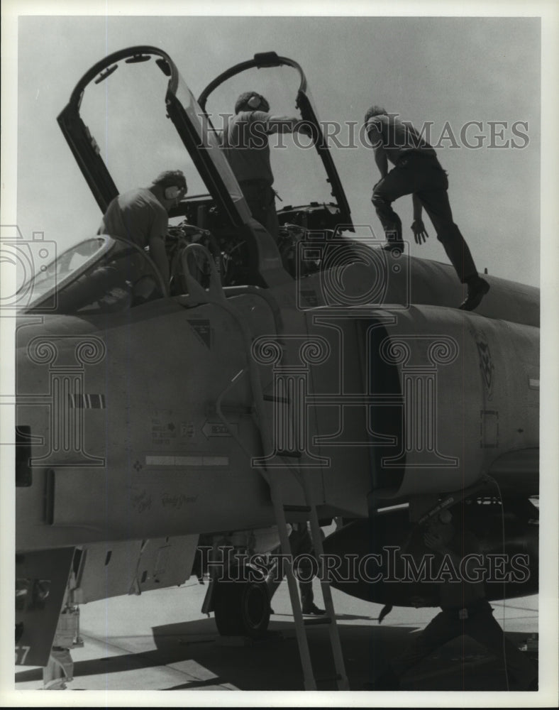 Press Photo Alabama Air National Guardsmen of 117th Recon Wing work on jet. - Historic Images