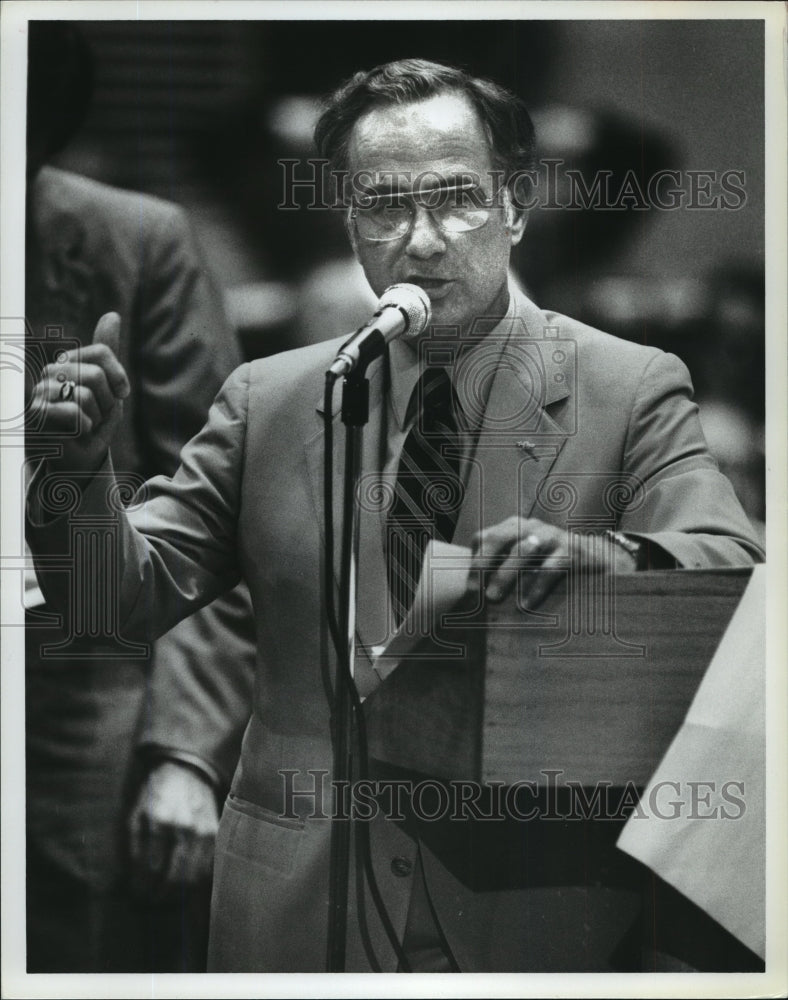 1982 Press Photo Alabama Legislator Walter Owens at the microphone. - abna05500 - Historic Images