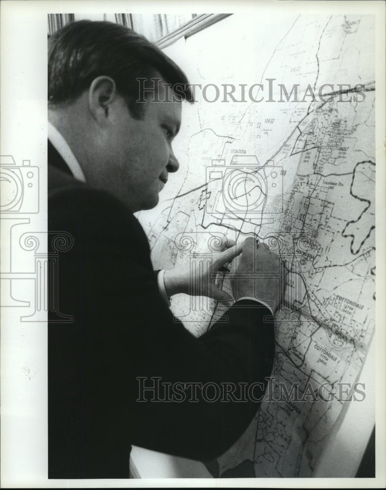 1982 Press Photo Alabama Senator Ryan deGraffenried studies reapportion map. - Historic Images
