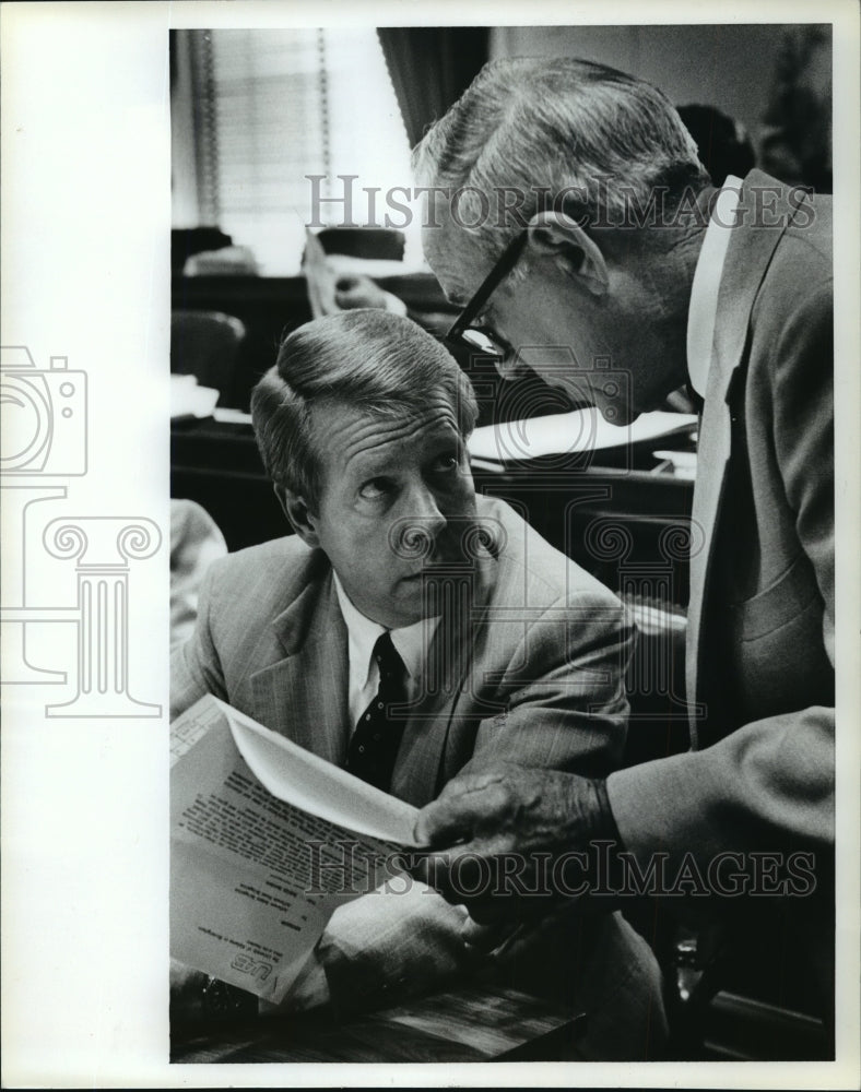 1981 Press Photo Alabama Reps. Jim Bennett and Hoyt Trammell discuss budget. - Historic Images