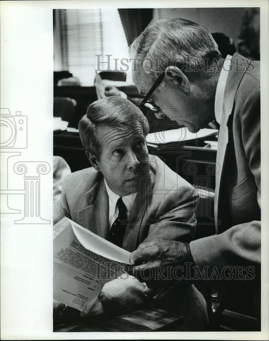 1981 Press Photo Alabama Reps. Jim Bennett and Hoyt Trammell discuss budget. - Historic Images