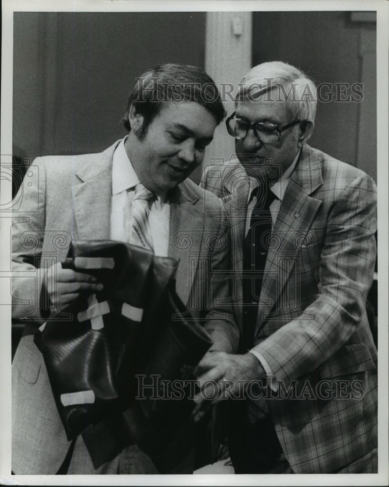 1980 Press Photo Alabama Senators Mac Parsons and Earl Goodwin look at innertube - Historic Images