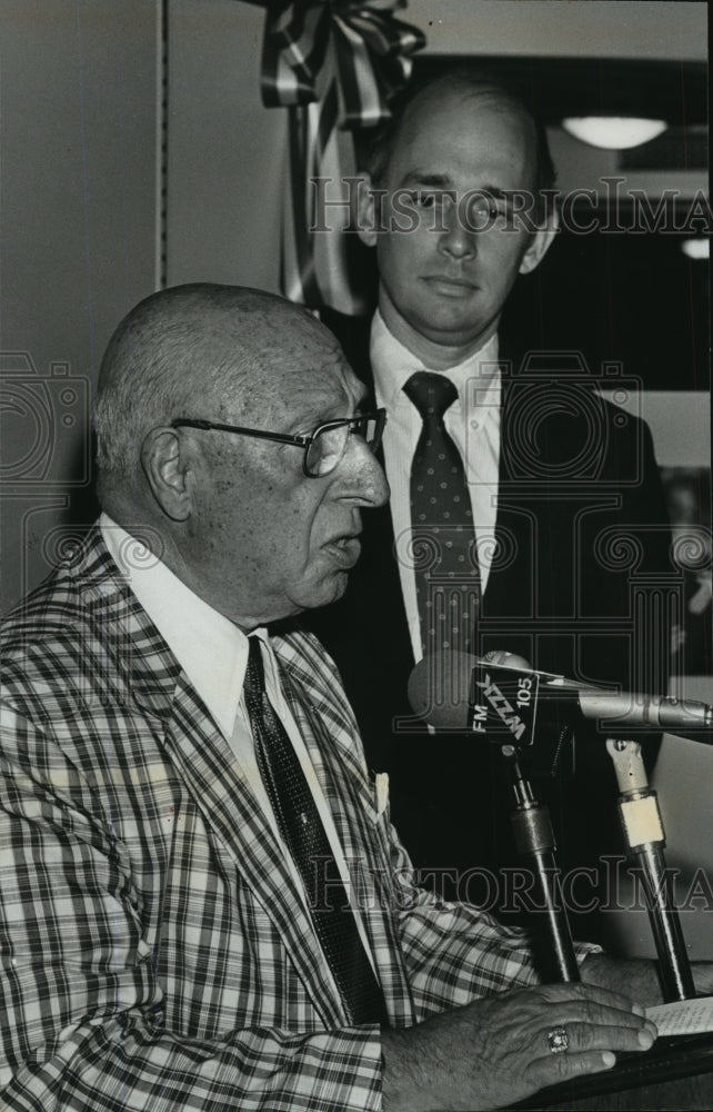1982 Press Photo Alabama Senate dean Pat Vacca, George McMillian talk to press. - Historic Images