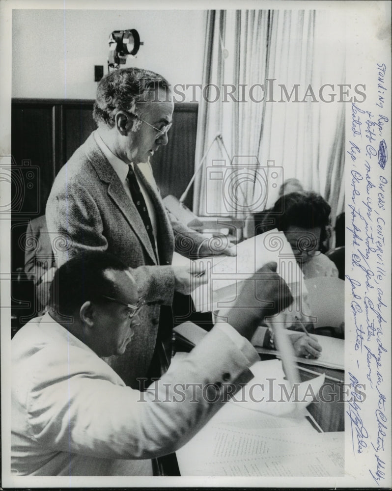 1983 Press Photo Alabama-Standing, Representative Owens, asks for a..make up.... - Historic Images