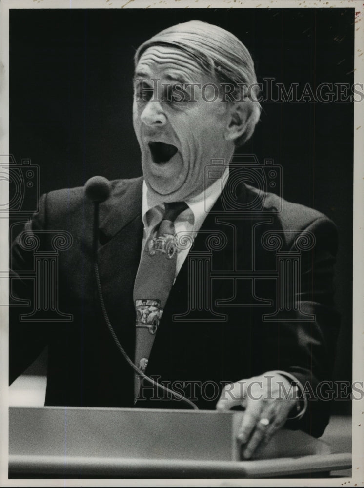 1988 Press Photo Alabama Senator Gerald Dial Yawns as the afternoon wears on. - Historic Images