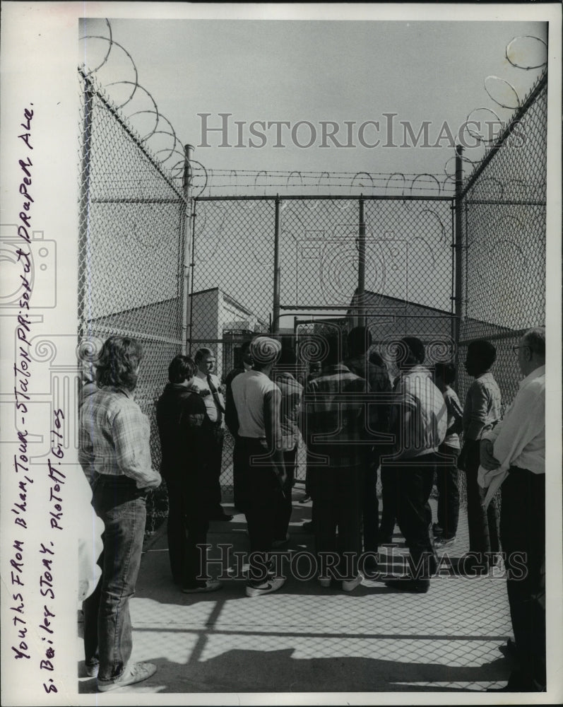 1983 Press Photo Birmingham Youths Tour Staton Facility, Draper Prison, Alabama - Historic Images