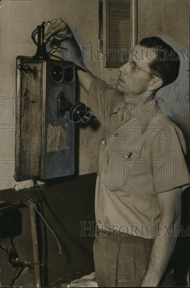 1951 Press Photo Alabama-Captain G.E. Bradford shows phone wires cut by convicts - Historic Images