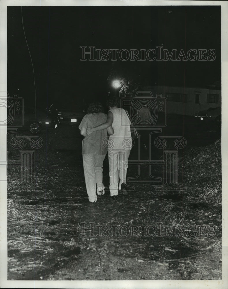 1973 Press Photo Alabama residents comforted after devastating tornado. - Historic Images