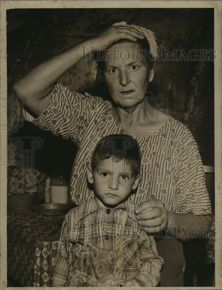 1951 Press Photo Alabama-Lewisburg, resident describes escaped convict to police - Historic Images