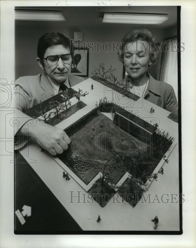 1980 Press Photo Alabama-Man &amp; woman with Birmingham zoo flamingo exhibit model - Historic Images