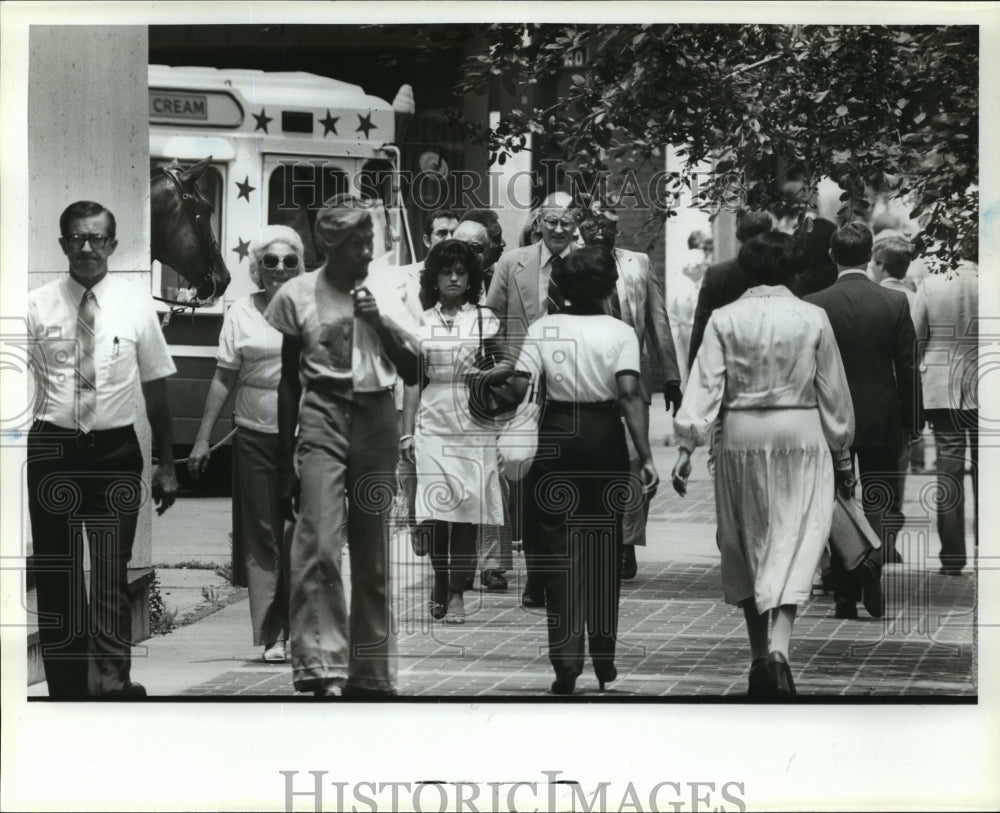 1981 Press Photo Birmingham, Alabama Crowds Downtown at Noon - abna05700 - Historic Images