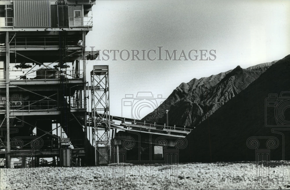 1989 Press Photo McDuffie Island Coal Docks, Mobile, Alabama - abna05716 - Historic Images