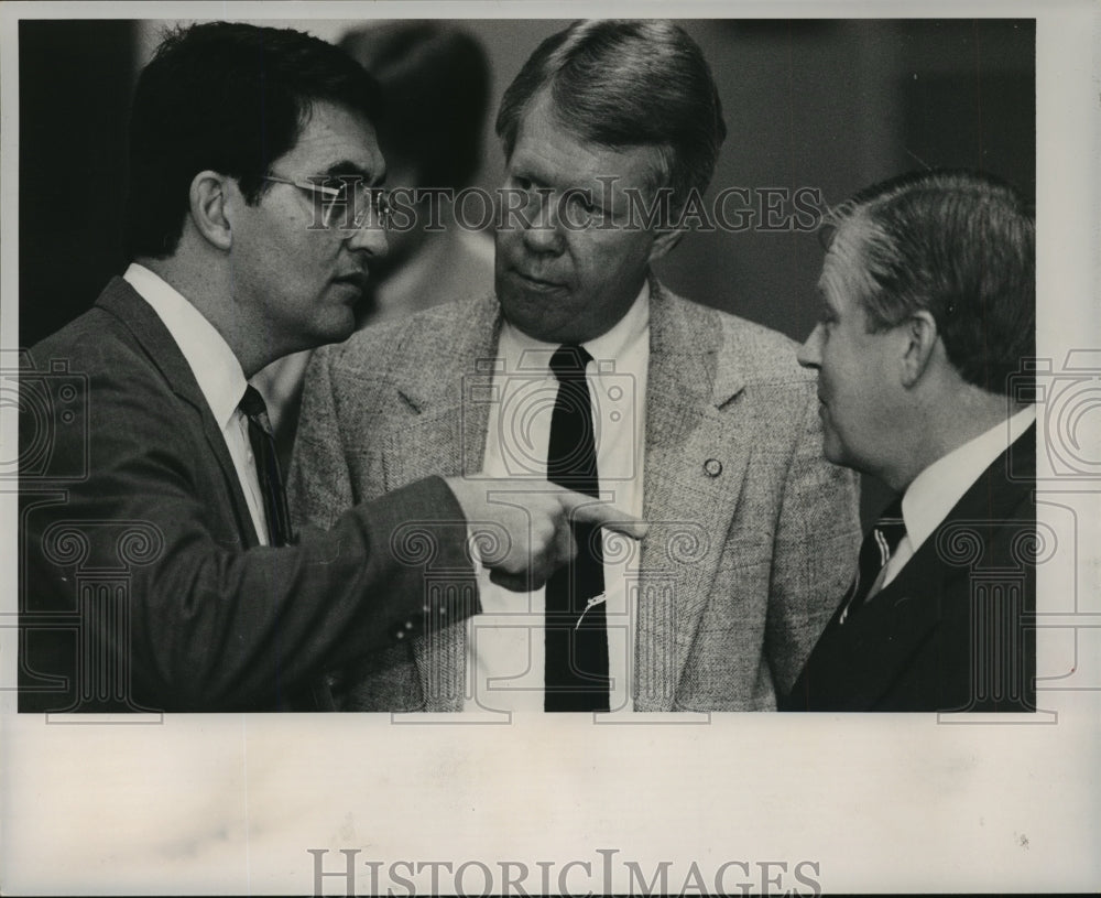 1989 Press Photo Alabama Senators John Amari, Jim Bennett and Don Hale confer. - Historic Images