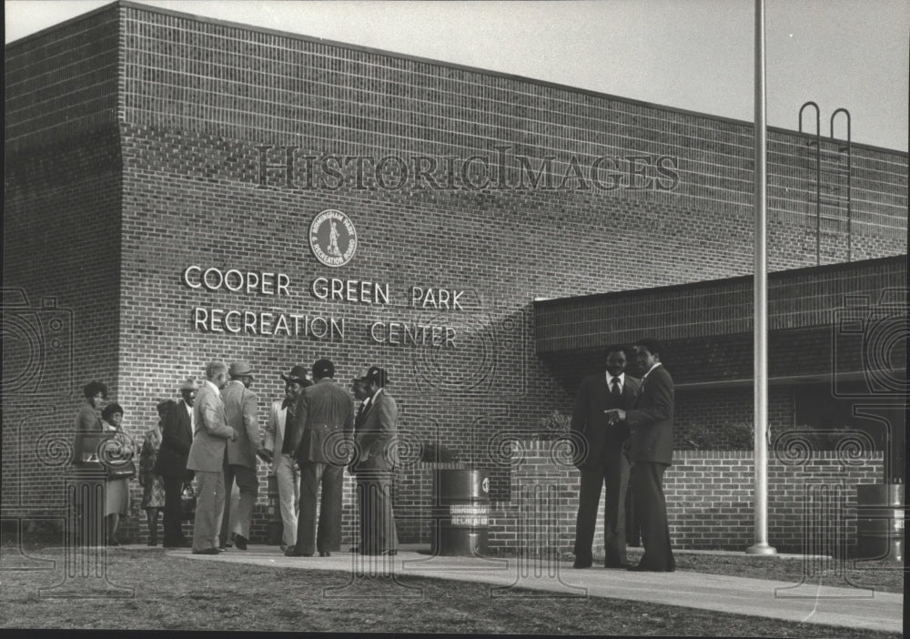 1981 Press Photo Alabama-Birmingham residents of Cooper Green area at dedication - Historic Images