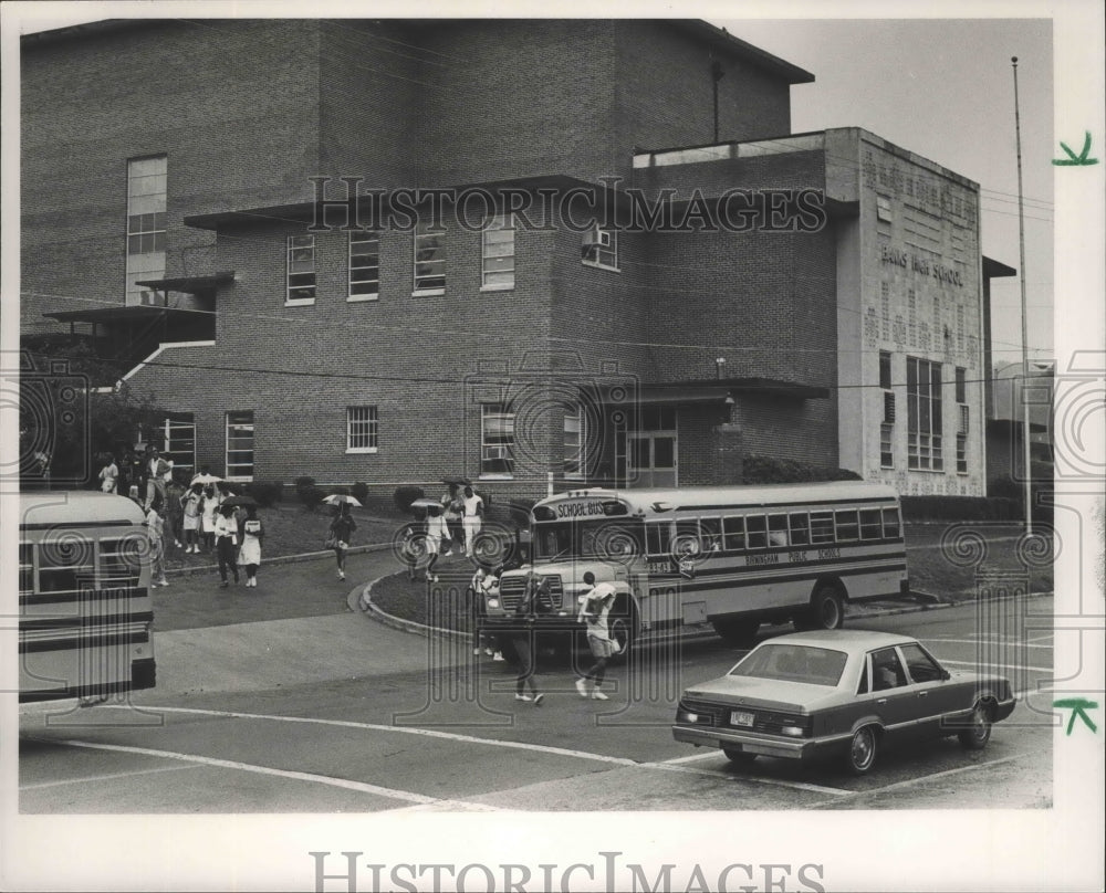 1989 Press Photo Alabama-Birmingham children in front of Banks High School. - Historic Images