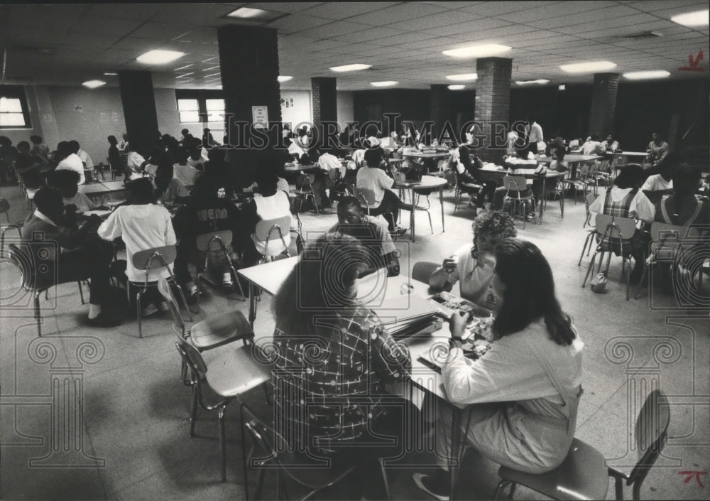 1988 Press Photo Students Share Lunch, Ensley High School, Birmingham, Alabama - Historic Images