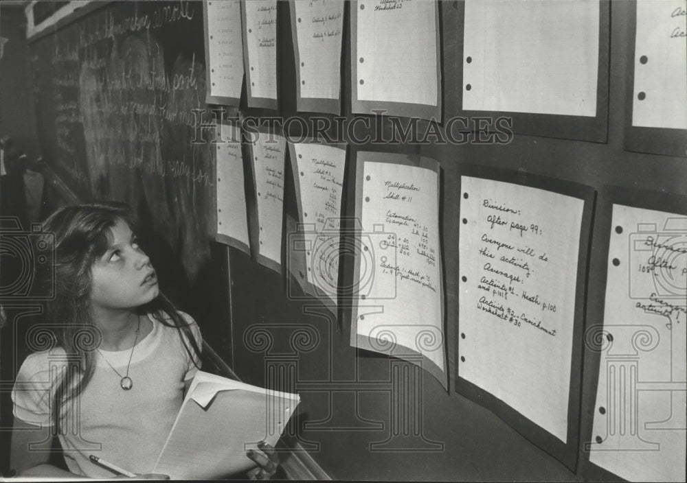 1981 Press Photo Mary Payton Checks Sheets, Gibson Elementary School, Alabama - Historic Images