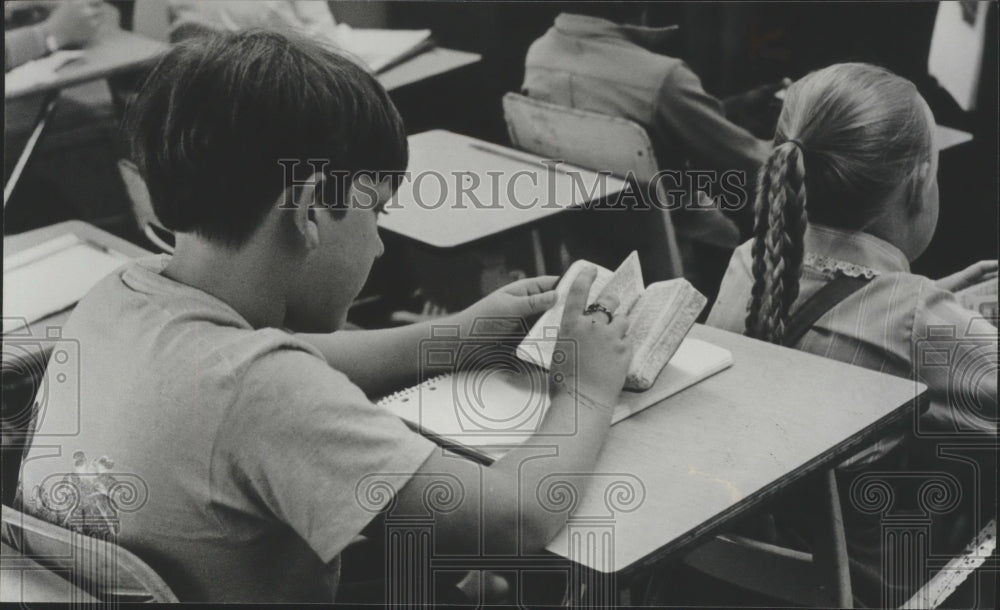 1980 Press Photo Bobby Bucca Studies, Gibson Elementary School, Alabama - Historic Images