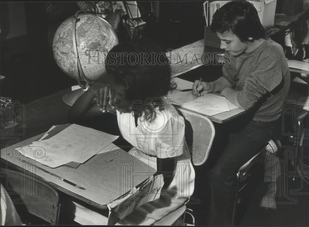 1981 Press Photo Students Work on Math at Gibson Elementary School, Alabama - Historic Images