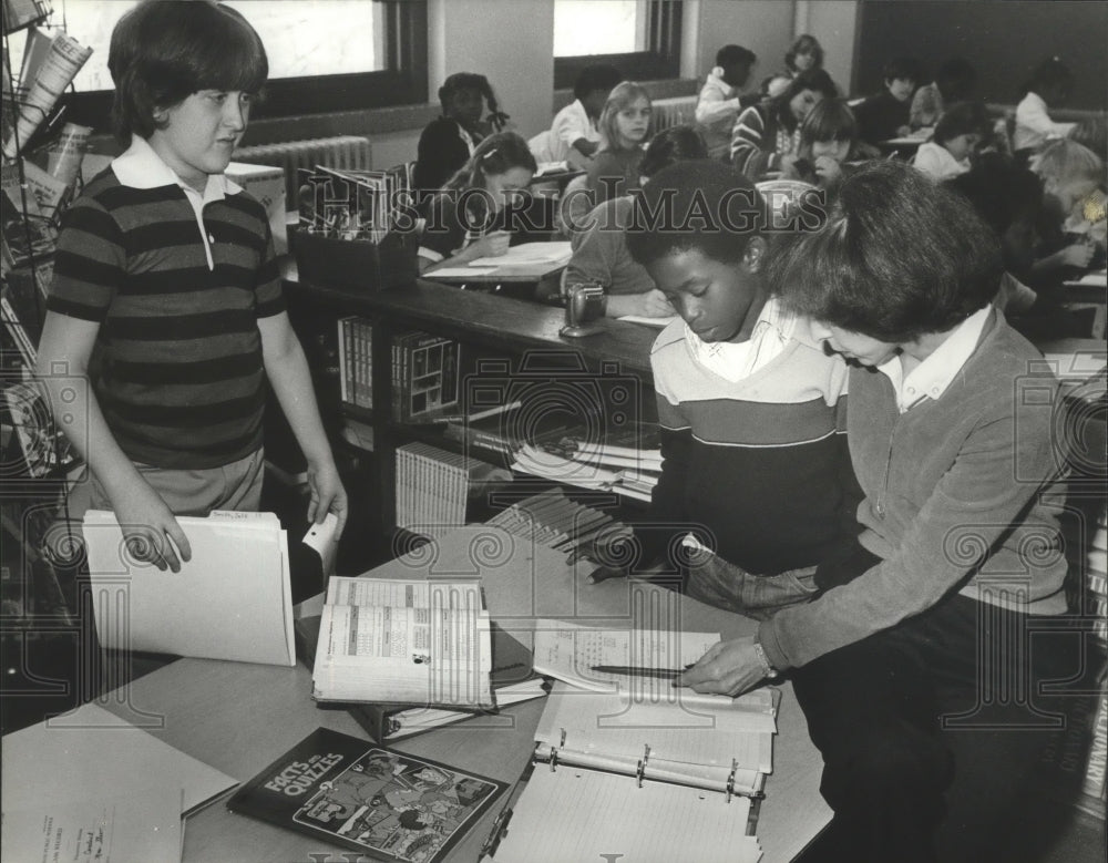 1981 Press Photo Teacher Sandra Stern Helps Students, Gibson School, Birmingham - Historic Images