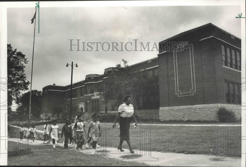 1986 Press Photo Alabama-Birmingham-Jean Little and students, Glenn Iris School. - Historic Images