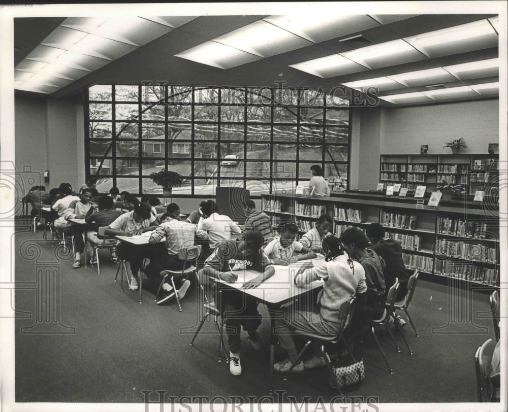 1985 Press Photo Alabama-Birmingham-Students in library at North Central School. - Historic Images