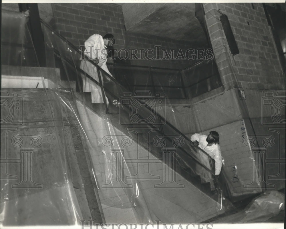 1982 Press Photo Workers Clean Up Asbestos at Phillips High School, Alabama - Historic Images