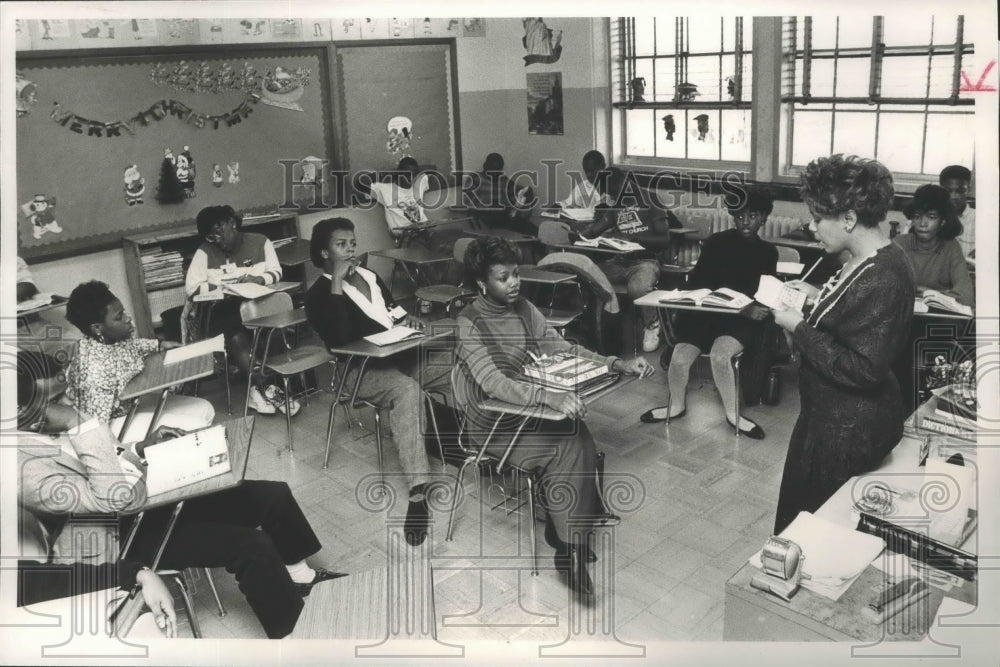 1988 Press Photo Barbara Tyus Teaches History, Phillips High School, Birmingham - Historic Images