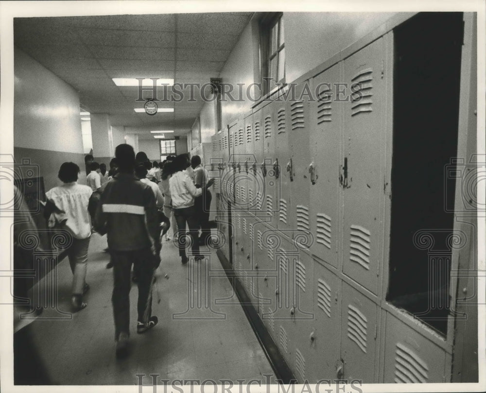 1985 Press Photo Woodlawn High School Lockers Need Repair, Birmingham, Alabama - Historic Images