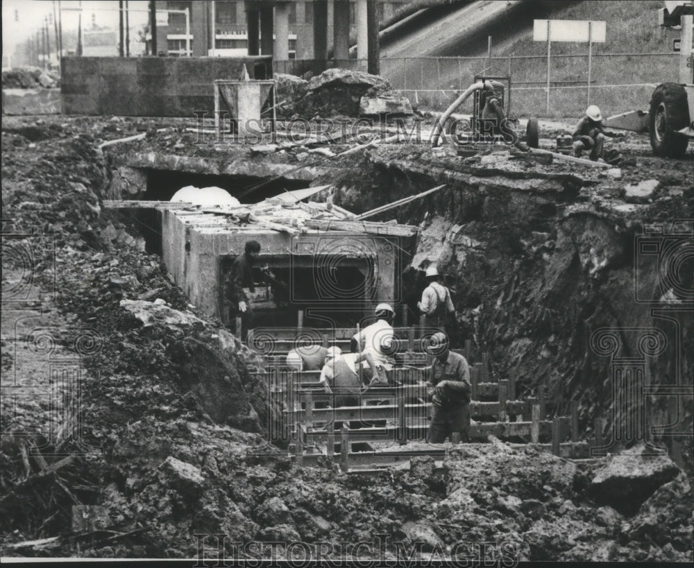 1977 Press Photo Storm Sewer Work in Birmingham, Alabama - abna05886-Historic Images