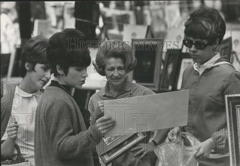 1968 Press Photo Alabama-Ladies examine picture at Birmingham sidewalk art show. - Historic Images