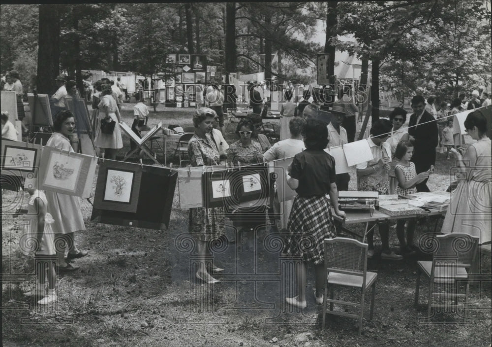 1963 Press Photo Alabama-Clothesline exhibits at Birmingham sidewalk art show. - Historic Images