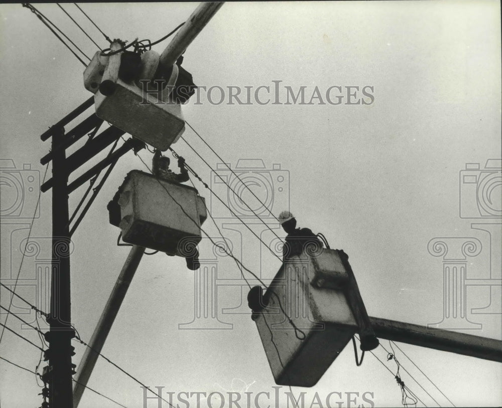 1980 Press Photo Alabama-South Central Bell linemen working in Birmingham area. - Historic Images