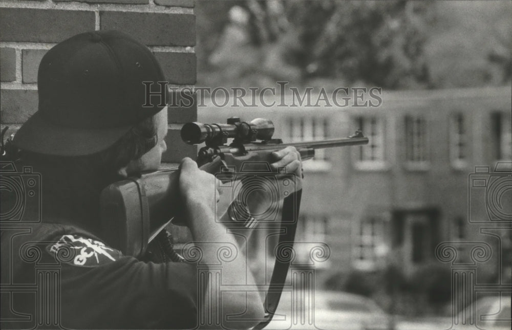1980 Press Photo Alabama-Birmingham Tac Squad sharpshooter aims at window. - Historic Images