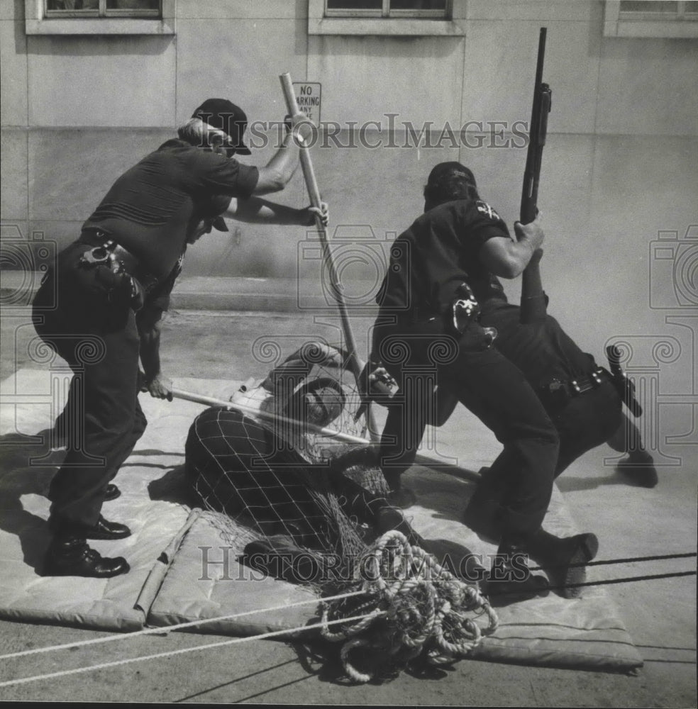 1980 Press Photo Alabama-Birmingham Police net their man, a volunteer officer. - Historic Images