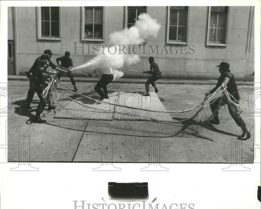 1980 Press Photo Alabama-Birmingham Police demonstrate net and fire extinguisher - Historic Images