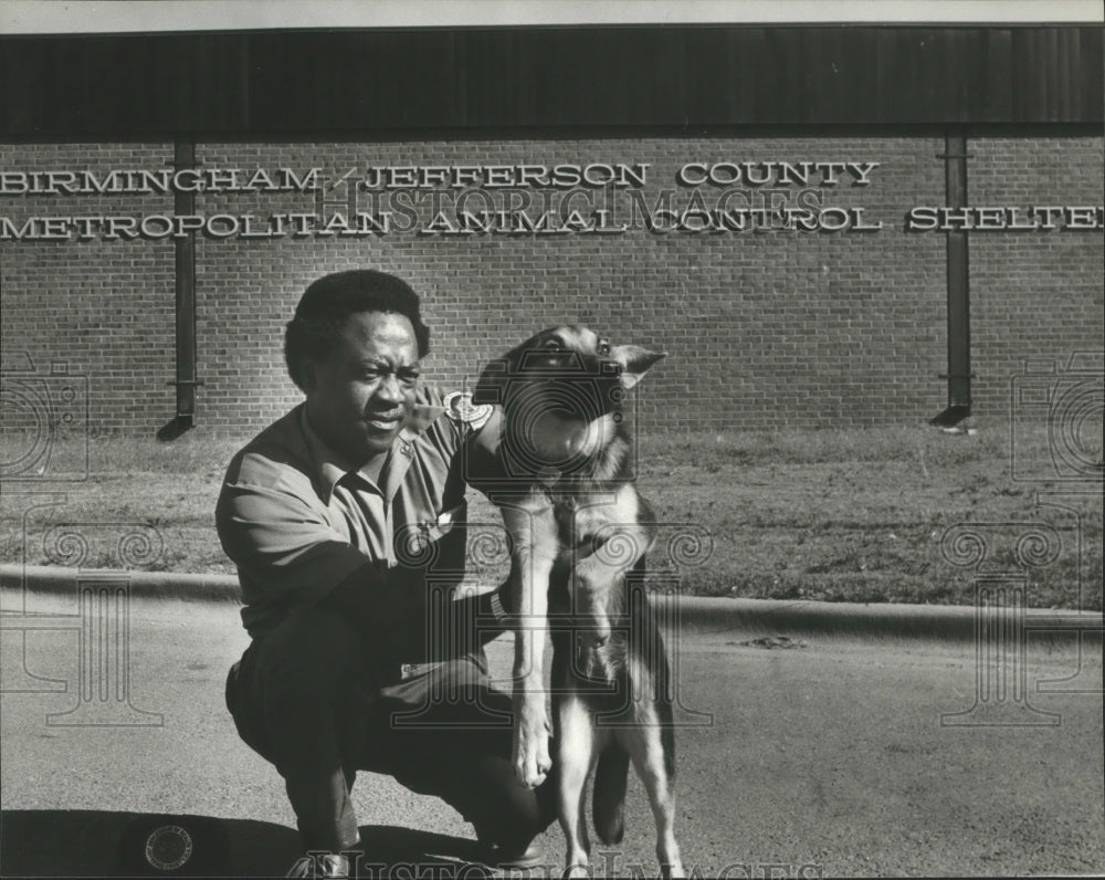 1981 Press Photo Alabama-Birmingham-Daniel Heard, caretaker, with shelter&#39;s dog. - Historic Images