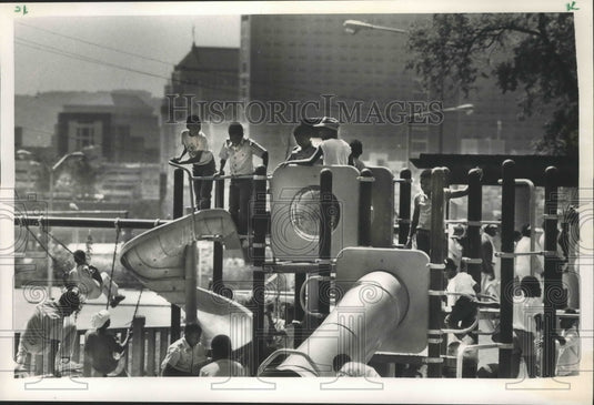 1987 Press Photo Kids Play at Arthur Shores Park in Birmingham, Alabama - Historic Images