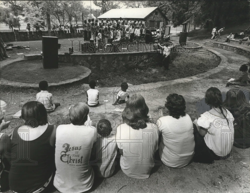 1972 Press Photo Visitors Listen to Music, Avondale Park, Birmingham, Alabama - Historic Images