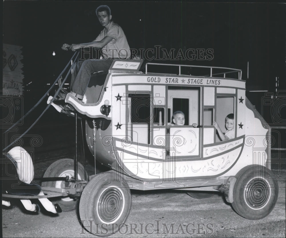 1959 Press Photo Stagecoach Ride at Kiddieland in Fairpark, Birmingham, Alabama - Historic Images