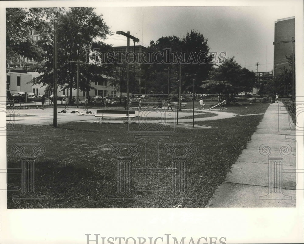 1986 Press Photo Alabama-Children playing at Birmingham&#39;s Magnolia Park area. - Historic Images