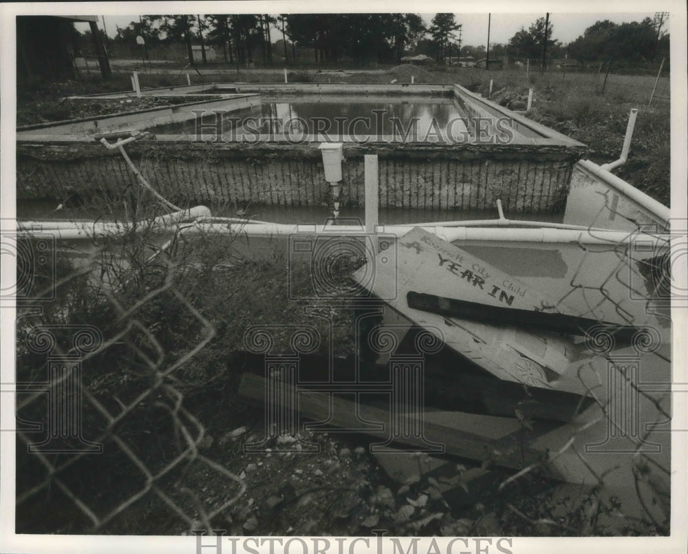 1989 Press Photo Alabama-Birmingham&#39;s Roosevelt City Park pool is disarray. - Historic Images